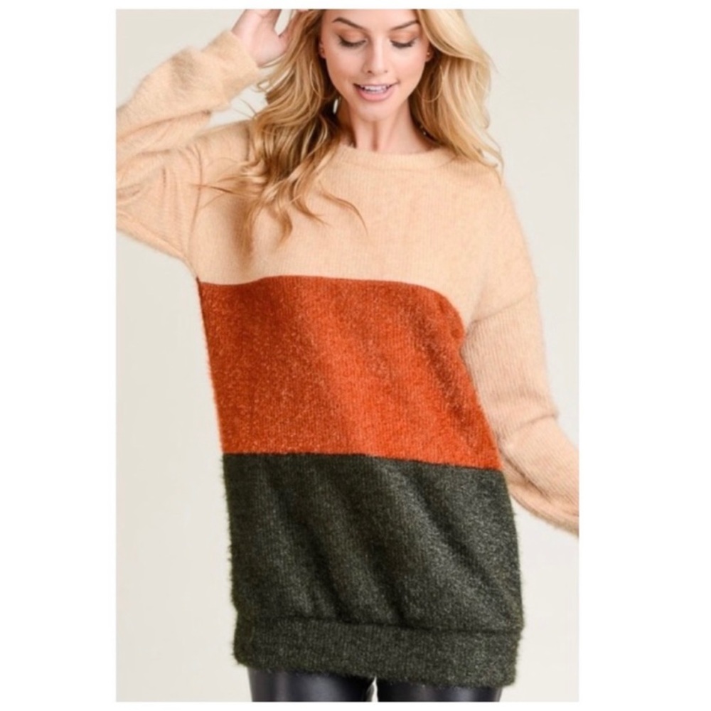 🆕🔥Multicolor Contrast Top with Round Neckline